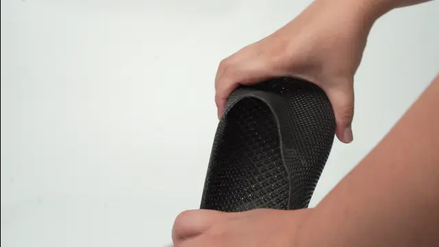 Инженер проверяет напечатанные resin 3D-детали после УФ-досветки